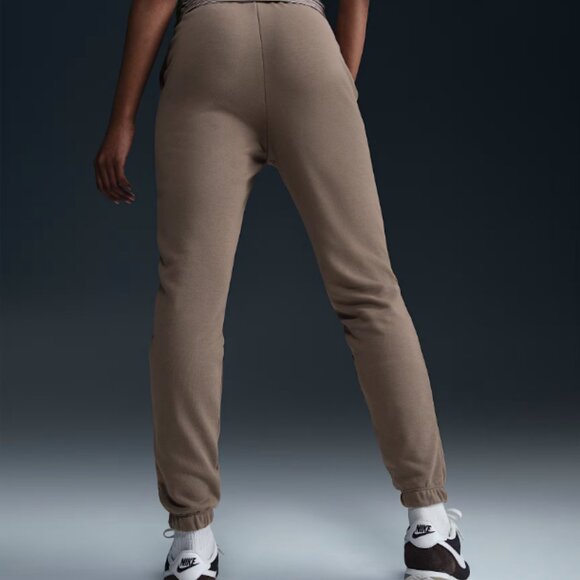 Nike Sweatpants with Tapered Fit and Drawstring - Picture 2 of 8